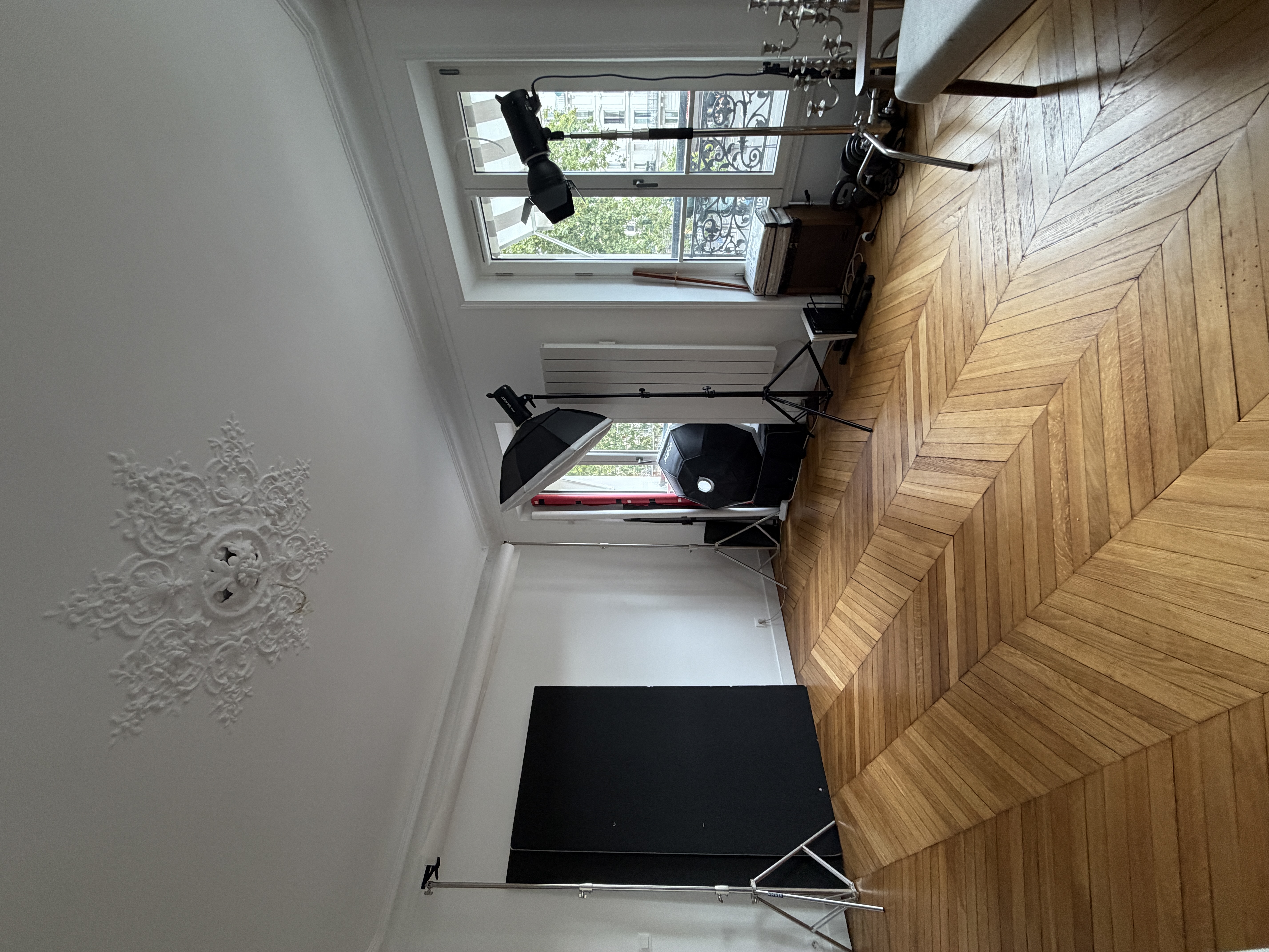Le studio privé, avec son éclairage et son fond photo